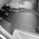 Fußraumschale in einem VW Crafter mit Beifahrer-Doppelbank